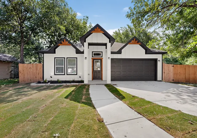 Photo 3 of Single family home for sale at 724 N Clements St, Gainesville, TX 76240 | MLS# 21328242 | Listing updated on 2026-10-02