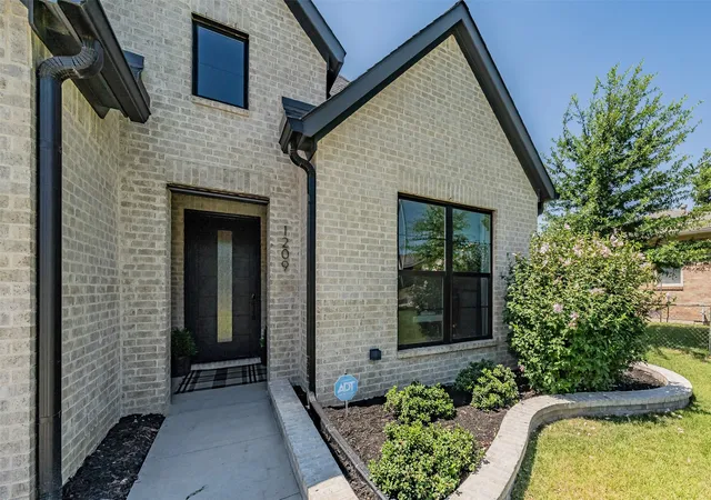 Photo 2 of Sale Pending at 1209 Hilltop Dr #TX, Grapevine, TX 76051 | MLS# 21328209 | Listing updated on 2026-09-21