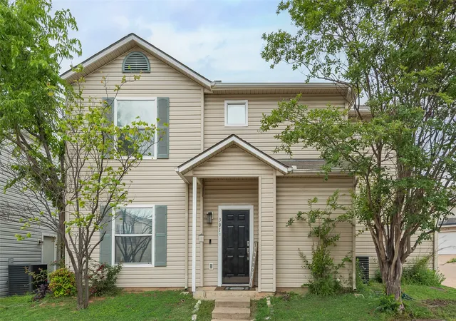 Photo 3 of Single family home for sale at 301 Ensenada Plz, Dallas, TX 75211 | MLS# 21328070 | Listing updated on 2026-08-24