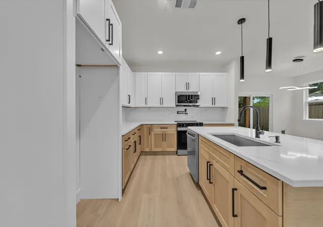 Photo 4 of Single family home for sale at 3639 Pueblo St, Dallas, TX 75212 | MLS# 21327284 | Listing updated on 2026-08-28
