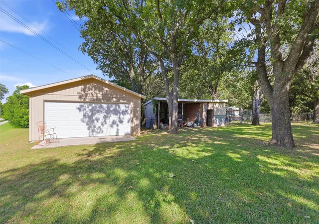 Photo 2 of Single family home for sale at 112 Spanish Trl, Weatherford, TX 76088 | MLS# 21318669 | Listing updated on 2026-08-28