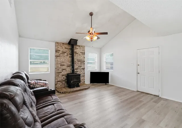 Photo 4 of Single family home for sale at 112 Spanish Trl, Weatherford, TX 76088 | MLS# 21318669 | Listing updated on 2026-08-28