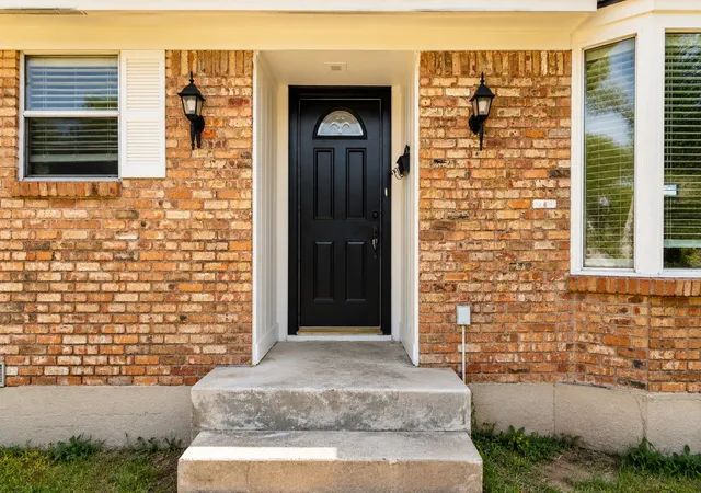 Photo 2 of Sale Pending at 946 Highland Oaks Dr, Dallas, TX 75232 | MLS# 21327258 | Listing updated on 2026-10-01