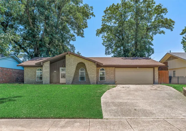Photo 1 of Single family home for sale at 3911 Parkway Dr, Bossier City, LA 71112 | MLS# 21326982 | Listing updated on 2026-10-05