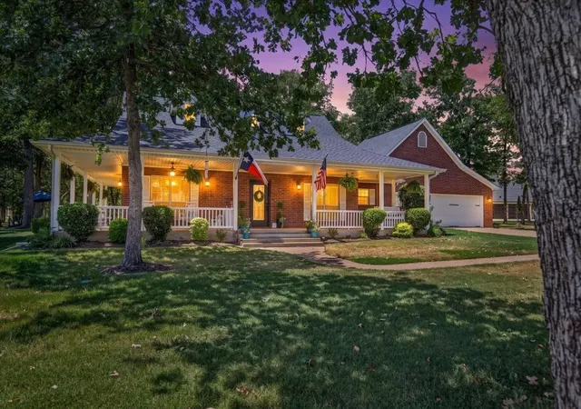 Photo 1 of Single family home for sale at 233 Saint Andrews Dr E, Mabank, TX 75156 | MLS# 21328370 | Listing updated on 2026-09-07