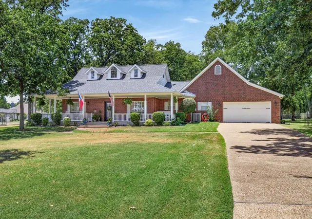 Photo 4 of Single family home for sale at 233 Saint Andrews Dr E, Mabank, TX 75156 | MLS# 21328370 | Listing updated on 2026-09-07
