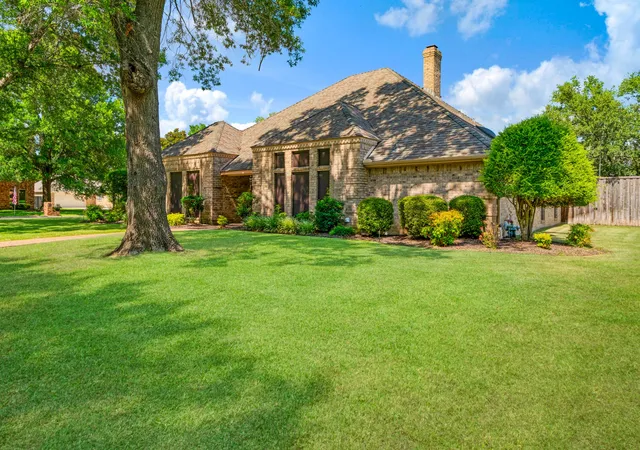 Photo 3 of Sale Pending at 2850 Willow Bnd, Paris, TX 75462 | MLS# 21325838 | Listing updated on 2026-08-24