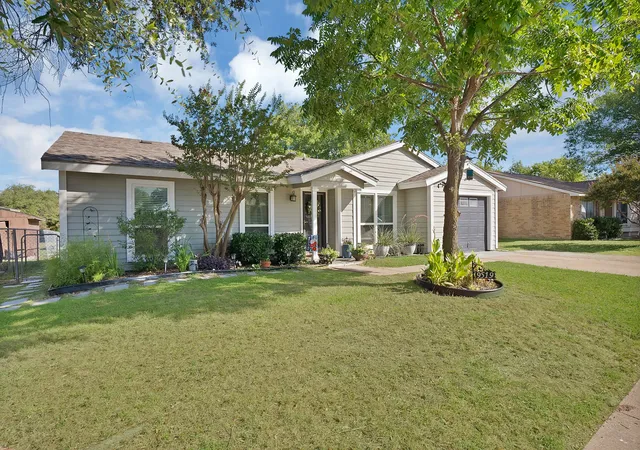 Photo 3 of Single family home for sale at 9519 County View Rd, Dallas, TX 75249 | MLS# 21328428 | Listing updated on 2026-08-24