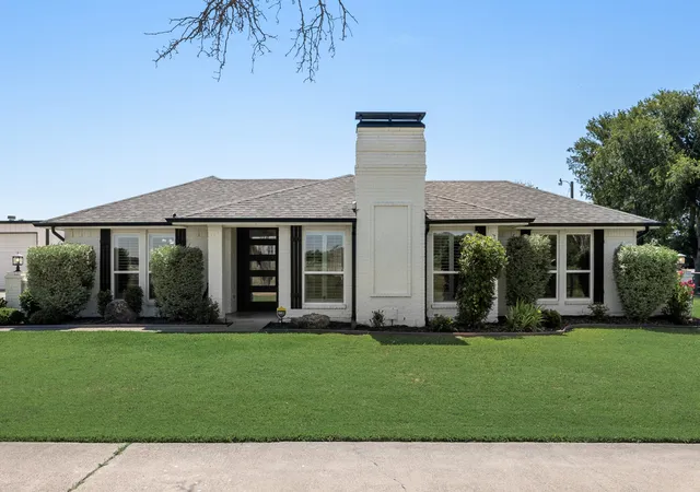 Single family home for sale at 1301 Davis Ln, Terrell, TX 75160 | MLS# 21326104