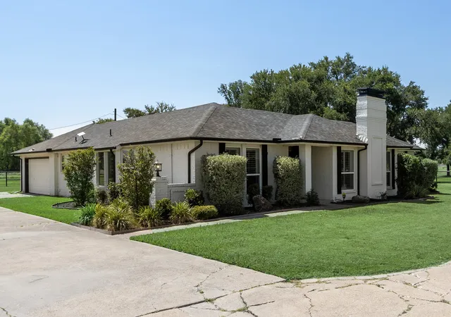 Photo 2 of Single family home for sale at 1301 Davis Ln, Terrell, TX 75160 | MLS# 21326104 | Listing updated on 2026-10-08