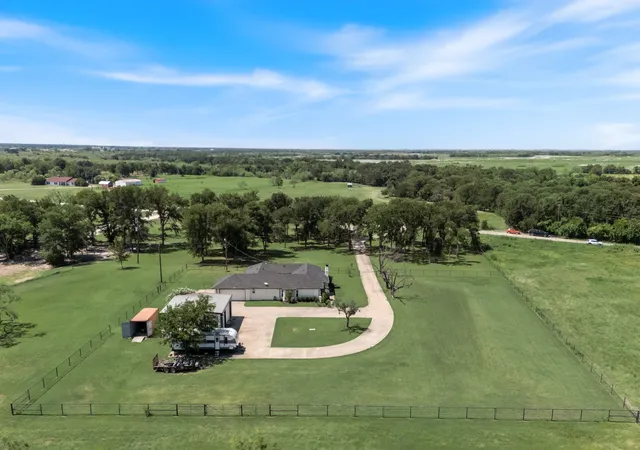 Photo 3 of Single family home for sale at 1301 Davis Ln, Terrell, TX 75160 | MLS# 21326104 | Listing updated on 2026-10-08