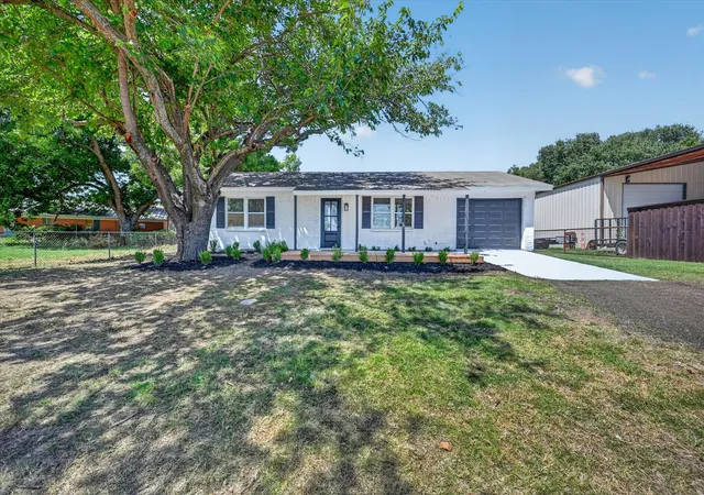 Photo 2 of Single family home for sale at 1624 E Lake Dr, Weatherford, TX 76087 | MLS# 21328320 | Listing updated on 2026-08-23