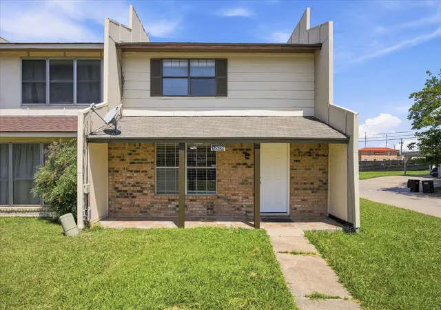 Photo 2 of Single family home for sale at 1828 Ridgeview Plz, Mesquite, TX 75149 | MLS# 21328436 | Listing updated on 2026-10-06