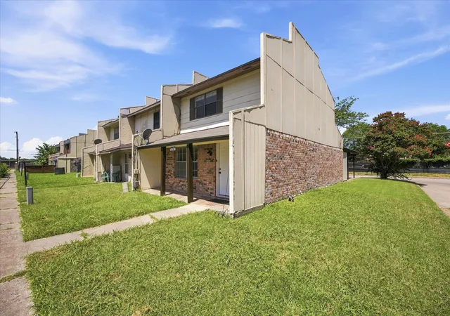 Photo 3 of Single family home for sale at 1828 Ridgeview Plz, Mesquite, TX 75149 | MLS# 21328436 | Listing updated on 2026-10-06