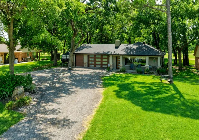 Photo 1 of Single family home for sale at 1118 Kiowa Dr W, Gainesville, TX 76240 | MLS# 21328481 | Listing updated on 2026-07-17