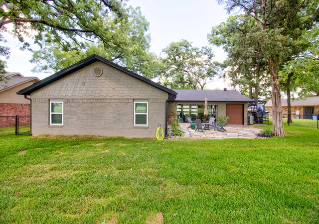 Photo 2 of Single family home for sale at 1118 Kiowa Dr W, Gainesville, TX 76240 | MLS# 21328481 | Listing updated on 2026-07-17
