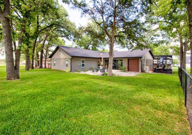 Photo 3 of Single family home for sale at 1118 Kiowa Dr W, Gainesville, TX 76240 | MLS# 21328481 | Listing updated on 2026-07-17