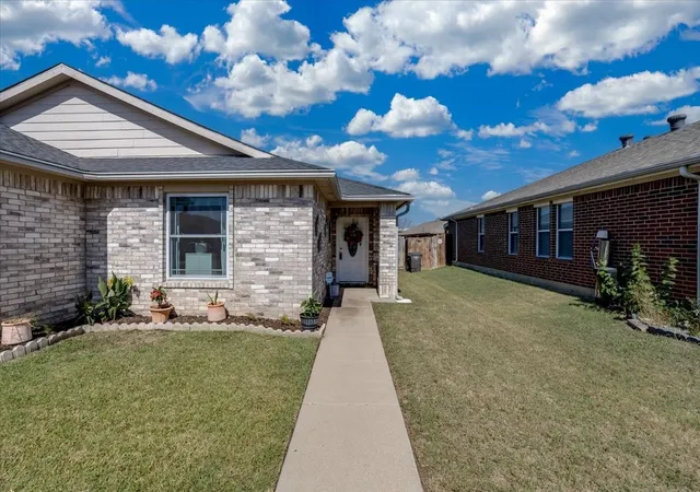 Photo 1 of Single family home for sale at 2612 Diver Ct, Fort Worth, TX 76119 | MLS# 21325873 | Listing updated on 2026-10-30