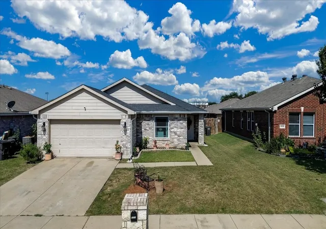 Photo 2 of Single family home for sale at 2612 Diver Ct, Fort Worth, TX 76119 | MLS# 21325873 | Listing updated on 2026-08-29