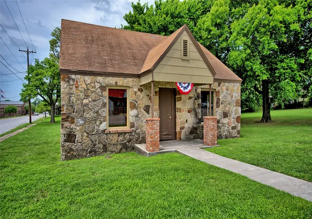 Photo 2 of Sale Pending at 408 S Broad St, Saint Jo, TX 76265 | MLS# 21328482 | Listing updated on 2026-09-06