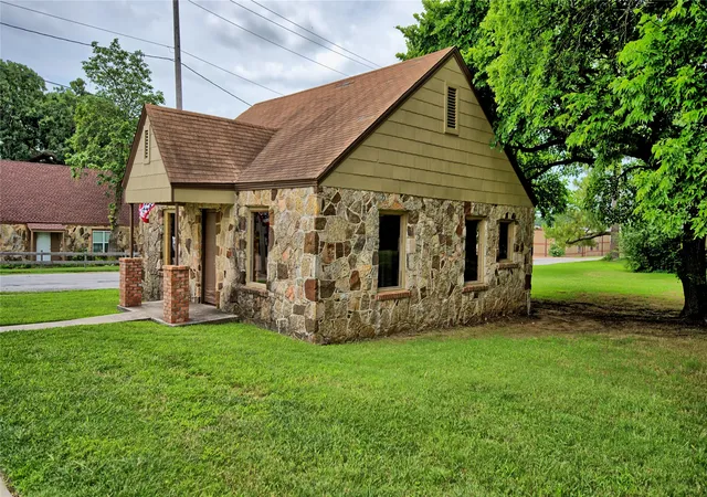 Photo 3 of Sale Pending at 408 S Broad St, Saint Jo, TX 76265 | MLS# 21328482 | Listing updated on 2026-09-06