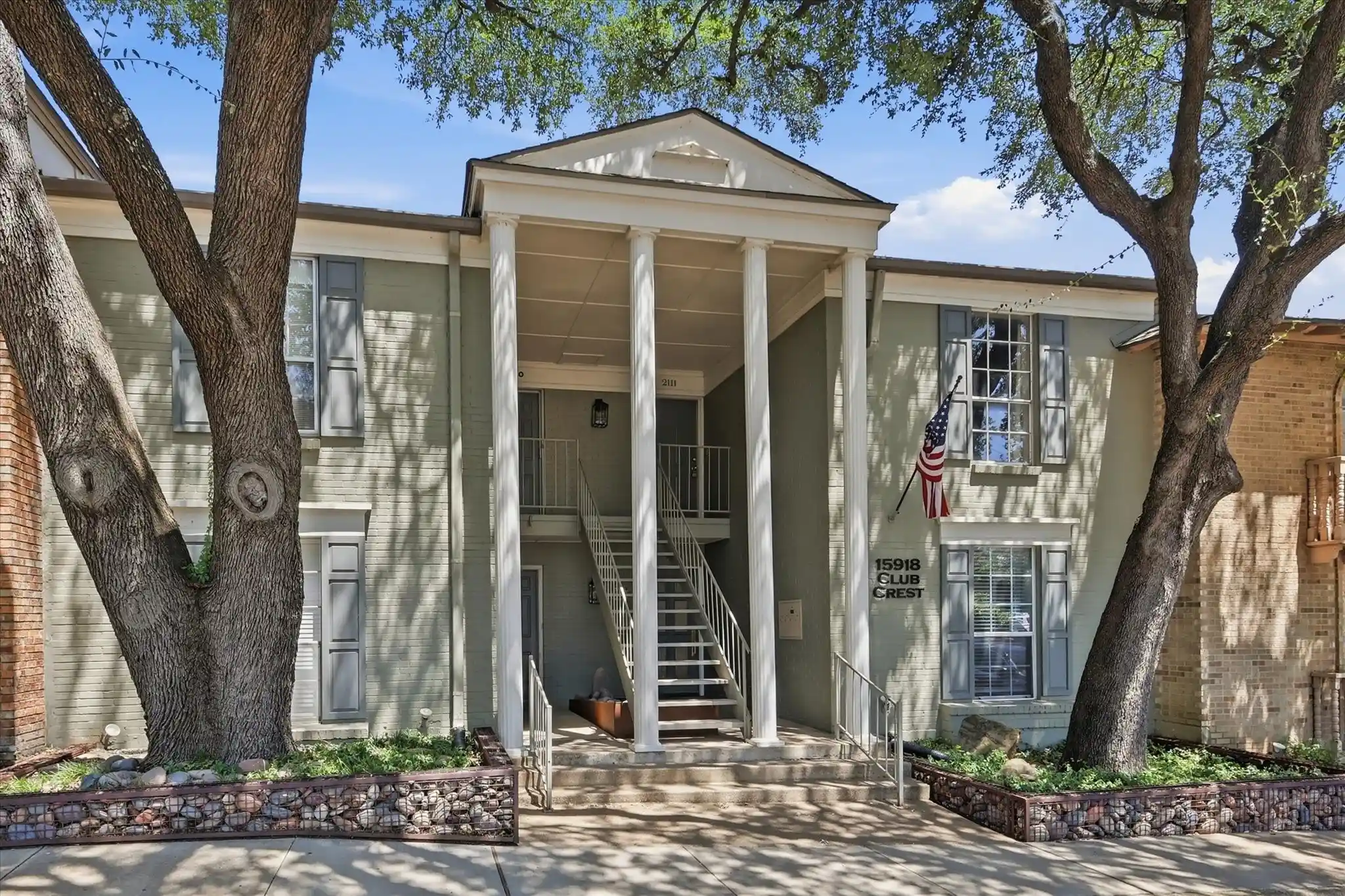 Listing Photo 2 - Condo for sale in 15918 Clb Crest Dr located at 15918 Clb Crest Dr, Dallas, TX 75248 - Unit #2111