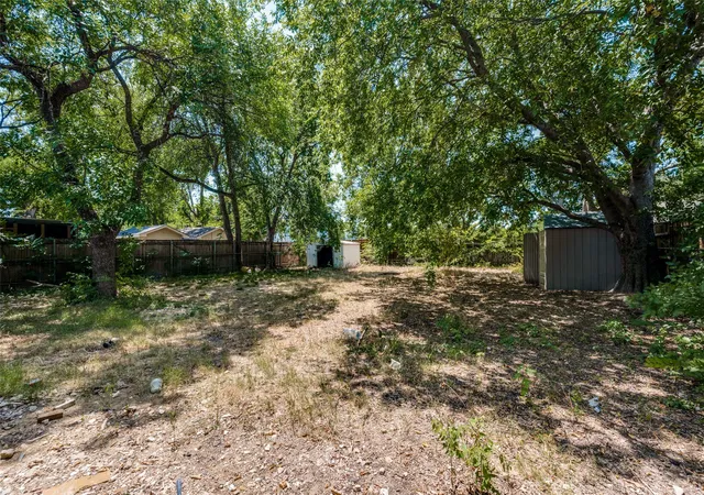 12th image of 1102 E Lovers Ln, Arlington, TX 76010 | MLS# 21328512