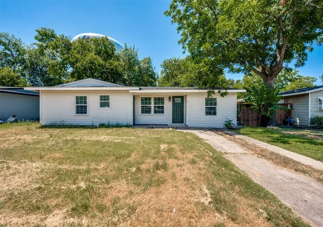 1st image of 1102 E Lovers Ln, Arlington, TX 76010 | MLS# 21328512