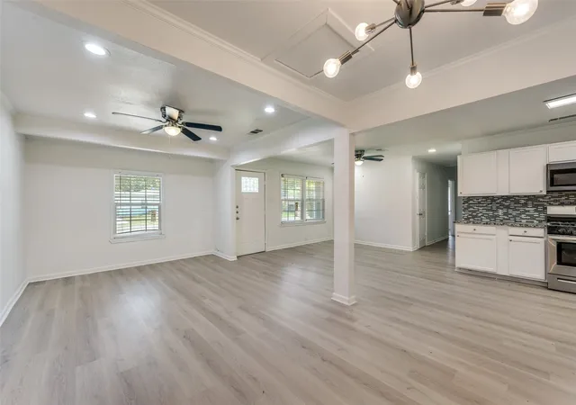 2nd image of 1102 E Lovers Ln, Arlington, TX 76010 | MLS# 21328512