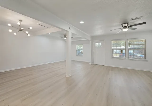 3rd image of 1102 E Lovers Ln, Arlington, TX 76010 | MLS# 21328512