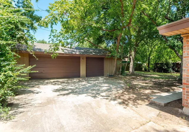 Photo 2 of Single family home for sale at 611 Cain St, Lake Dallas, TX 75065 | MLS# 21328340 | Listing updated on 2026-10-07