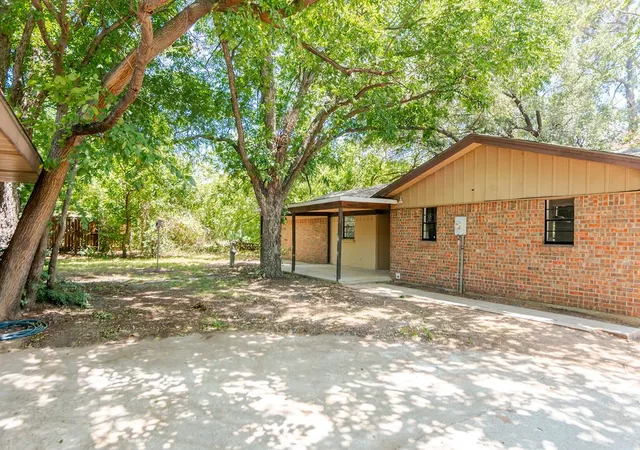 Photo 3 of Single family home for sale at 611 Cain St, Lake Dallas, TX 75065 | MLS# 21328340 | Listing updated on 2026-10-07