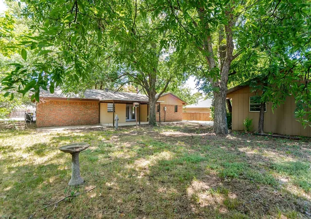 Photo 4 of Single family home for sale at 611 Cain St, Lake Dallas, TX 75065 | MLS# 21328340 | Listing updated on 2026-10-07