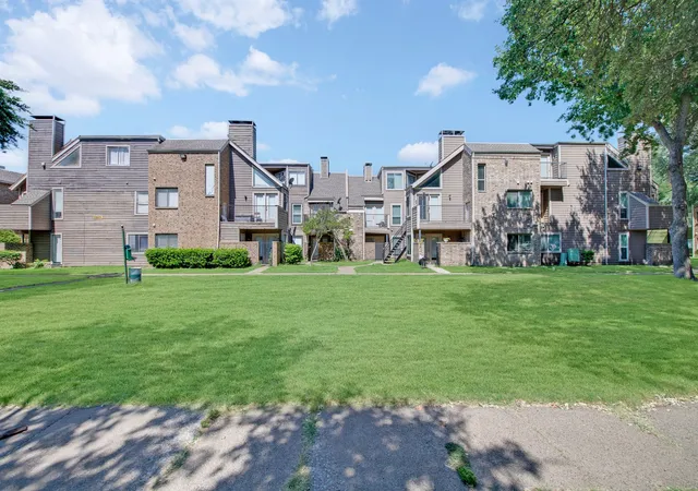 Listing Photo 2 - Condo for sale in building located at 9829 Walnut St, Dallas, TX 75243 - Unit #306