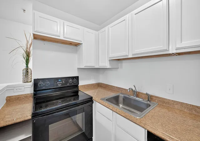 Listing Photo 5 - Condo for sale in building located at 9829 Walnut St, Dallas, TX 75243 - Unit #306