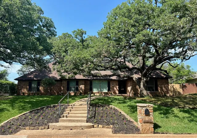 Photo 2 of Single family home for sale at 3609 Country Club Rd, Arlington, TX 76013 | MLS# 21328127 | Listing updated on 2026-08-23