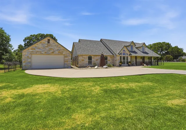 Photo 3 of Single family home for sale at 3102 Walnut Creek Pkwy, Granbury, TX 76049 | MLS# 21328713 | Listing updated on 2026-09-23