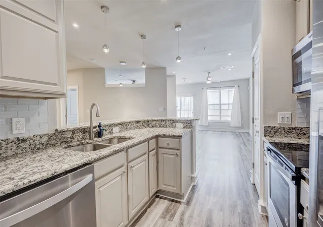 2nd image of 3320 Camp Bowie Blvd #1103, Fort Worth, TX 76107 | MLS# 21325497