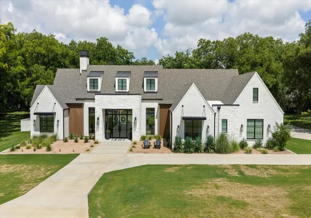 Photo 1 of Single family home for sale at 8013 W Landings Rd, Granbury, TX 76049 | MLS# 21328891 | Listing updated on 2026-08-22