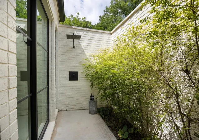 Photo 4 of Single family home for sale at 8013 W Landings Rd, Granbury, TX 76049 | MLS# 21328891 | Listing updated on 2026-08-22