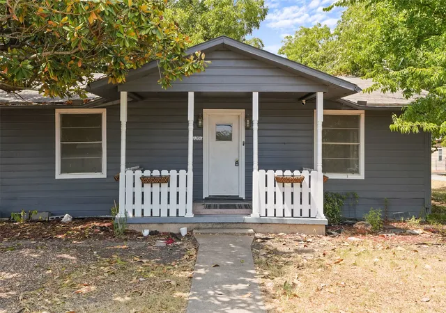 Photo 1 of Single family home for sale at 1200 S Jackson St, Kaufman, TX 75142 | MLS# 21326614 | Listing updated on 2026-10-04