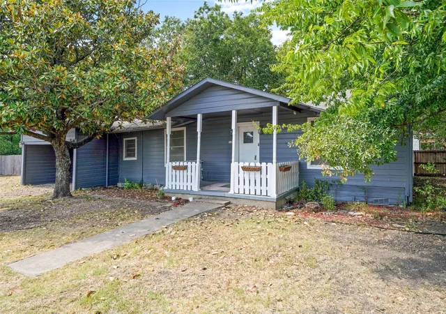 Photo 2 of Single family home for sale at 1200 S Jackson St, Kaufman, TX 75142 | MLS# 21326614 | Listing updated on 2026-10-04