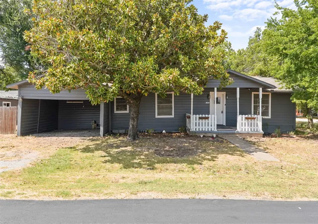Photo 3 of Single family home for sale at 1200 S Jackson St, Kaufman, TX 75142 | MLS# 21326614 | Listing updated on 2026-10-04