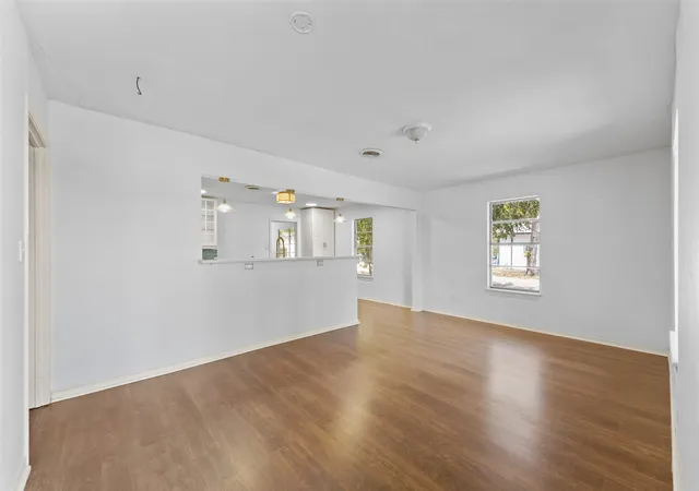 Photo 3 of Single family home for sale at 1200 S Jackson St, Kaufman, TX 75142 | MLS# 21326614 | Listing updated on 2026-10-04