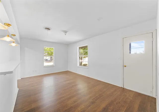 Photo 4 of Single family home for sale at 1200 S Jackson St, Kaufman, TX 75142 | MLS# 21326614 | Listing updated on 2026-10-04