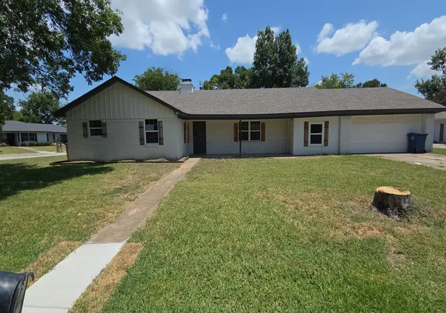 Single family home for sale at 901 Crestview Dr, Kaufman, TX 75142 | MLS# 21328941
