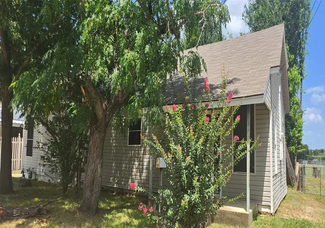 Photo 2 of Sale Pending at 824 Carver St, Mesquite, TX 75149 | MLS# 21328990 | Listing updated on 2026-07-18