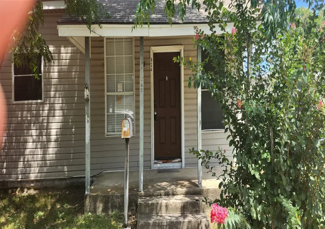 Photo 3 of Sale Pending at 824 Carver St, Mesquite, TX 75149 | MLS# 21328990 | Listing updated on 2026-07-18