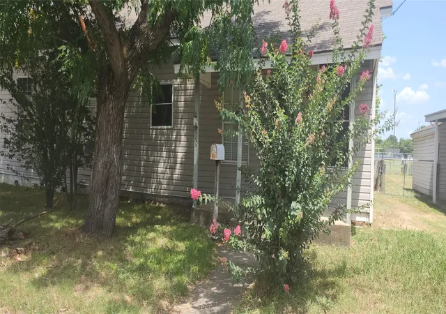 Photo 3 of Sale Pending at 824 Carver St, Mesquite, TX 75149 | MLS# 21328990 | Listing updated on 2026-07-18