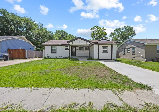 Photo 2 of Single family home for sale at 1706 Summit St, Mesquite, TX 75149 | MLS# 21329027 | Listing updated on 2026-08-22